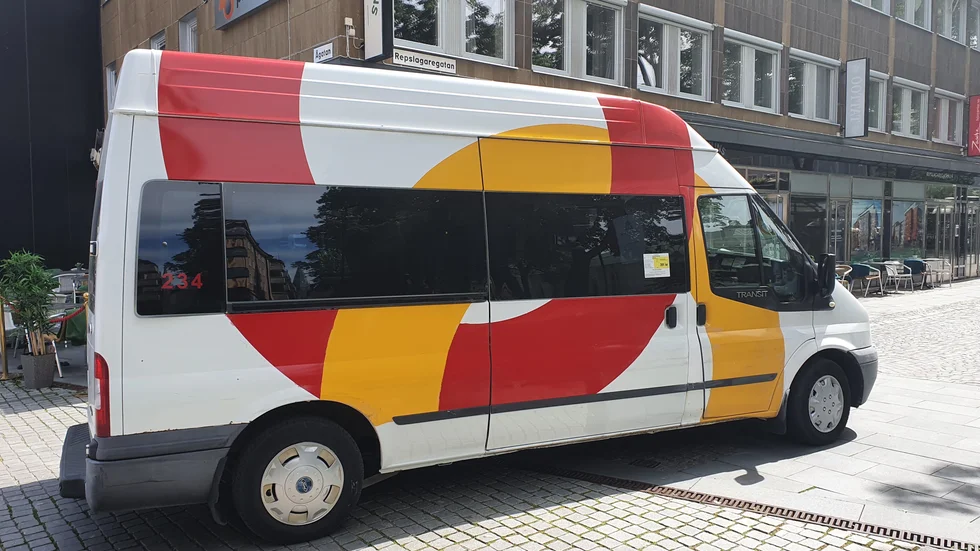 Från och med 1 juli höjs färdtjänsttaxan, samtidigt som det blir möjligt att åka längre utan att priset höjs, jämfört med tidigare prissättning.