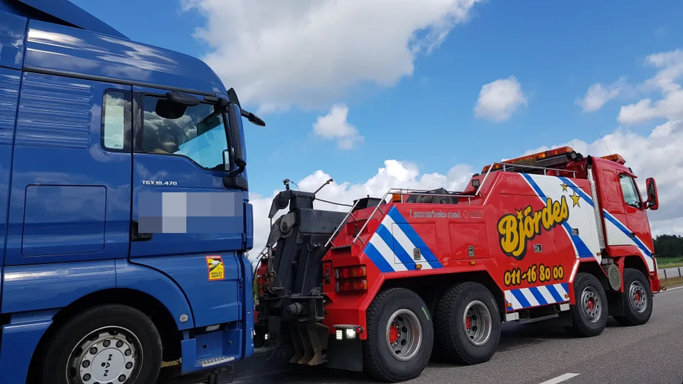 På lördagsförmiddagen bärgades lastbilen som var inblandad i olyckan.