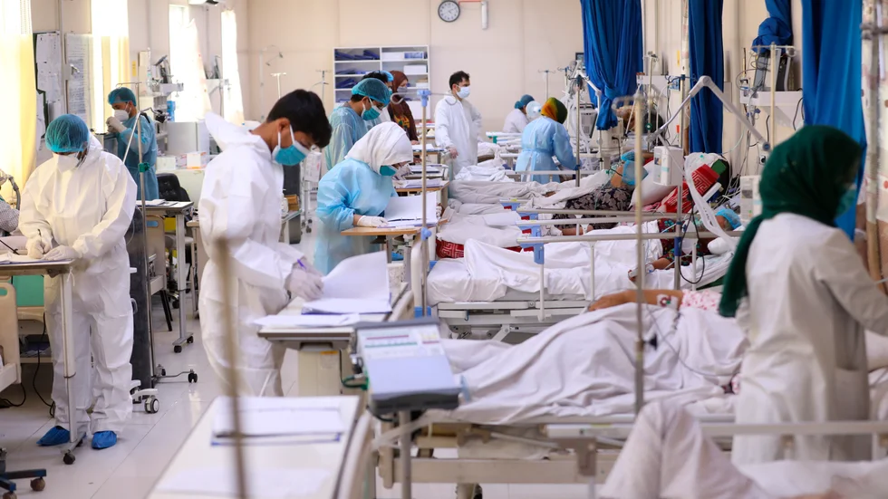 Covidpatienter och läkare vid ett av de större sjukhusen i Afghanistans huvudstad Kabul. Bilden är från den 30 maj.