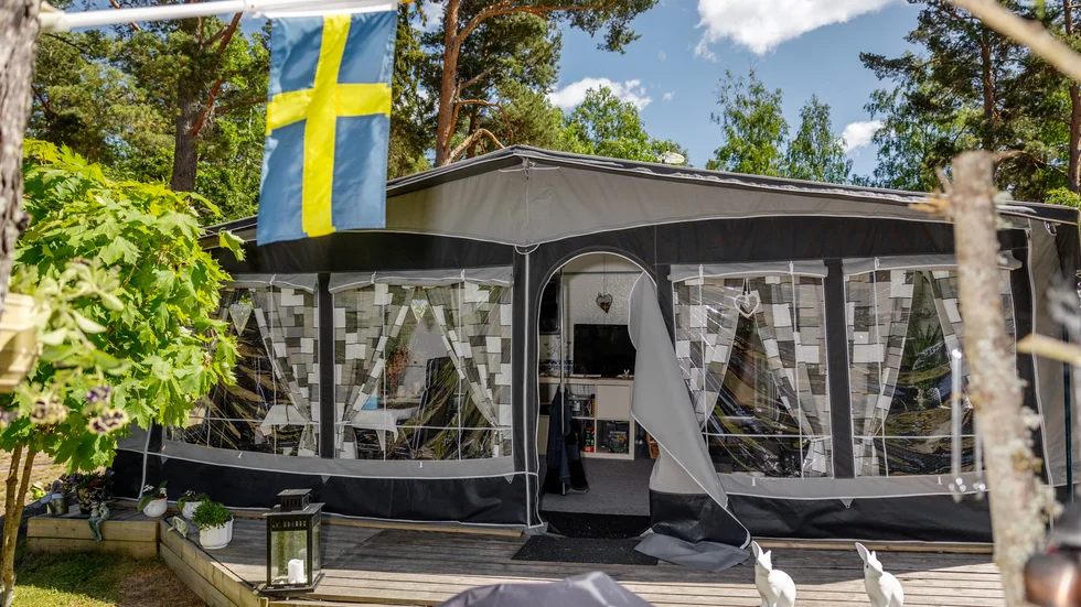 Genrebild av säsongare på campingen. Varken husvagnen eller campingen på bilden har något med ledarens text att göra.