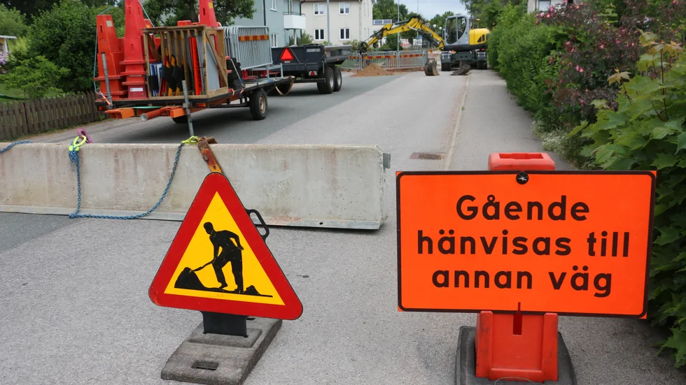 På måndagsmorgonen stängdes trafiken av på Hantverkargatan, när lagningen av vattenläckan började. Arbetet visade sig bli mer utdraget än man först räknade med.