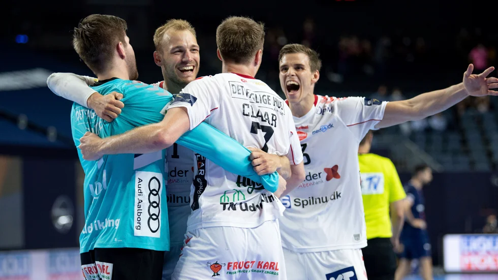 Felix Claar (nummer 7) jublar med lagkamratern efter Ålborgs skräll mot PSG.