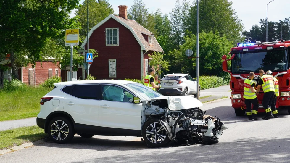 Två personer fick föras till sjukhus efter olyckan i somras, på Hornsvägen.