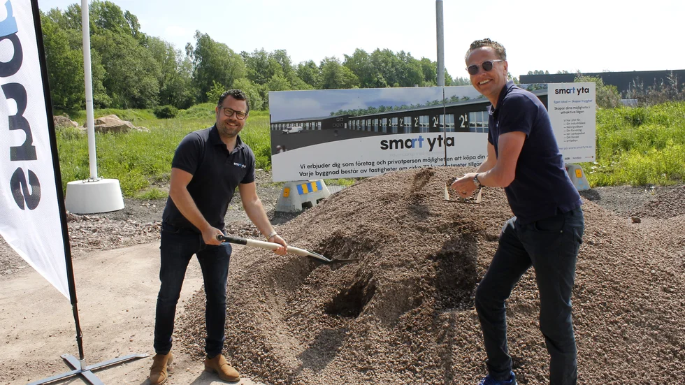 Christoffer Dahlberg och Daniel Pantzarfelt tar det första officiella spadtaget. 