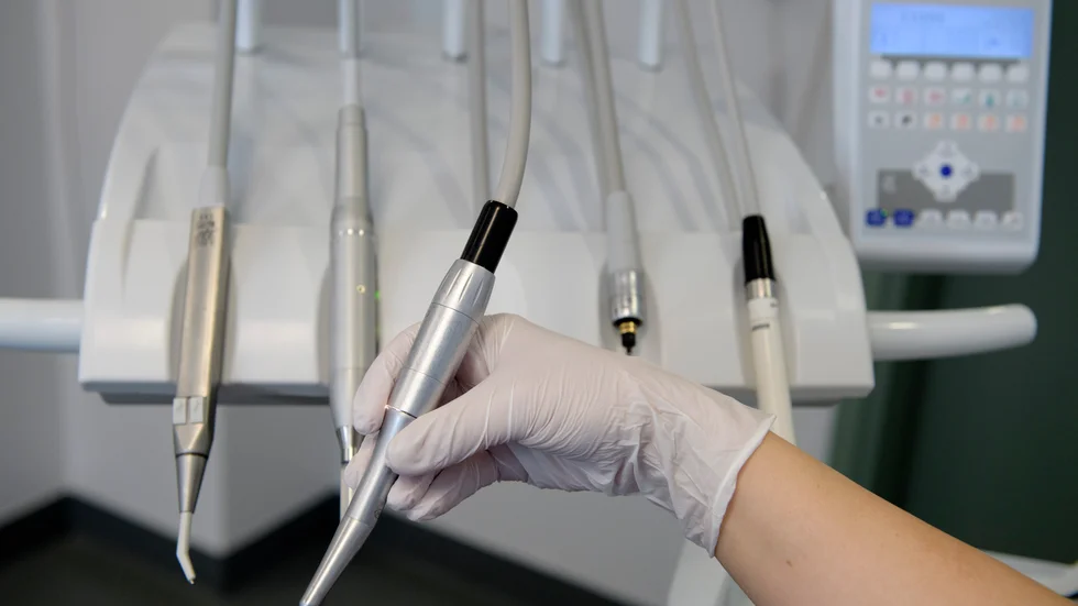 En ny satsning gör det möjligt att studera till tandhygienist på Gotland. Satsningen möjliggörs genom ett samarbete mellan Karlstad universitet, Lärcentrum Gotland och Folktandvården. 