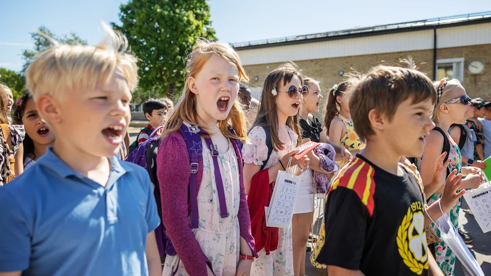 Här sjunger klass 2A vid Johannesbäckskolan mellovinnaren Tusses låt "Voices" och stämningen var euforisk.