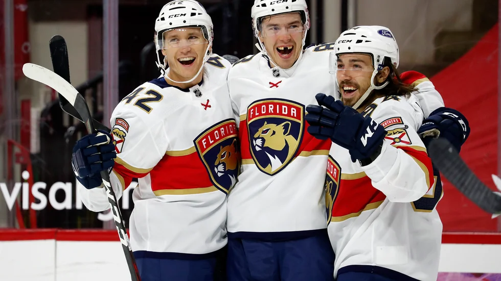 Floridas Gustav Forsling, till vänster, gjorde sitt första mål för laget i segermatchen mot Chicago. Här med Juho Lammikko och Ryan Lomberg. Arkivbild.