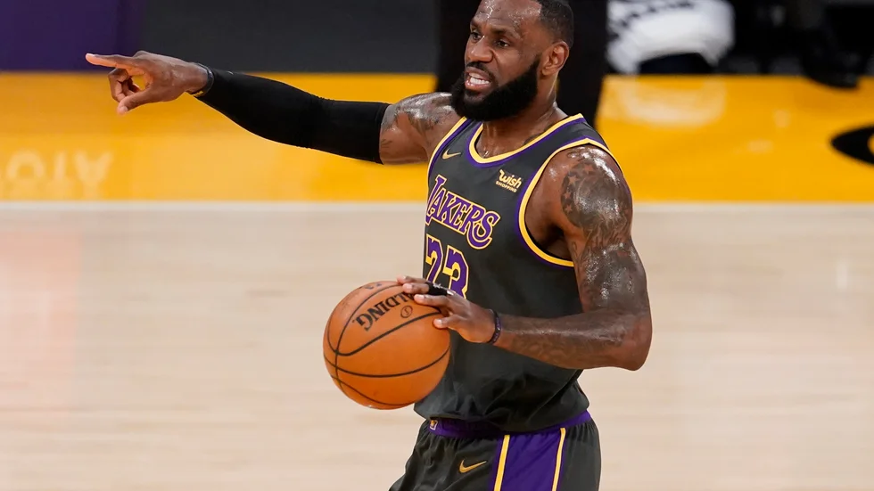 Los Angeles Lakers superstjärna LeBron James köper in sig i Fenway Sports Group, som äger bland annat fotbollsklubben Liverpool FC och basebollklubben Boston Red Sox.