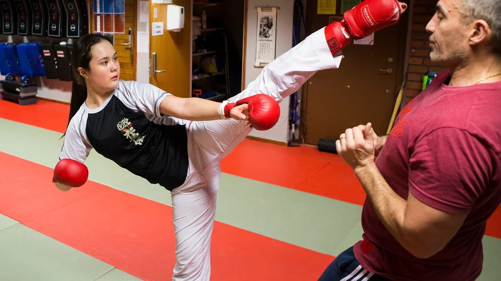 Sophie Bao Bednarski försöker få till en perfekt kickspark mot Motala sportkarates coach Sacha Petrovic Dyner. Till följd av coronaepedemin så har klubben tappat 75 procent av sina aktiva. 