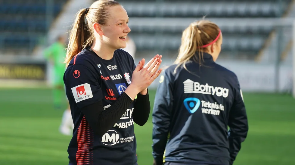 Frida Leonhardsen Maanum applåderar vinsten.
