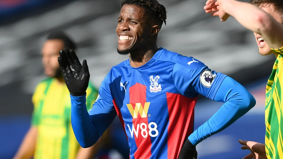 Wilfried Zaha blir först i PL med att inte knäböja.