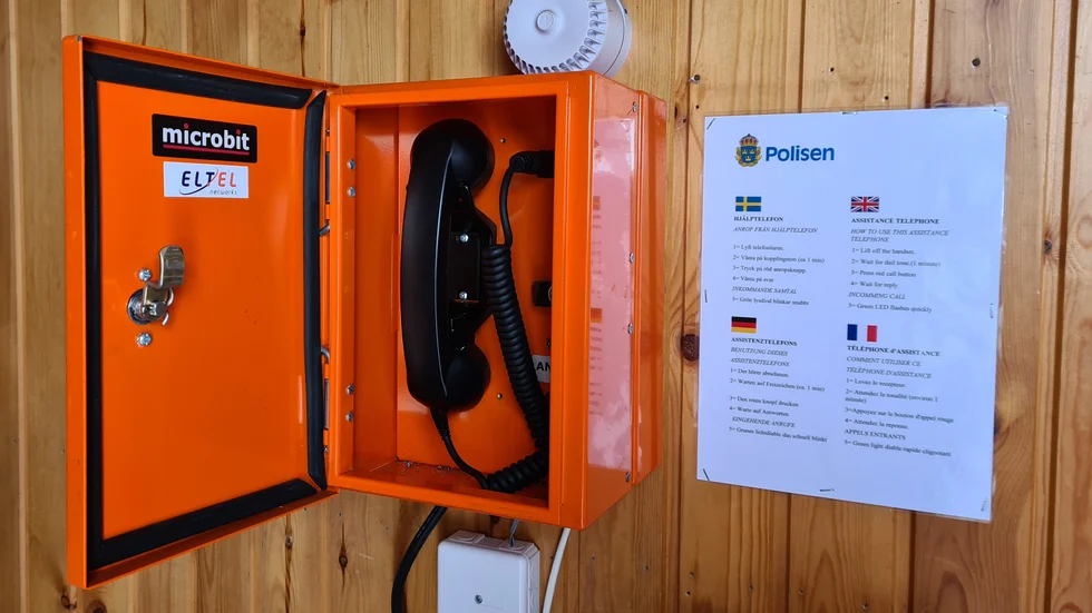 I Arjeplogsfjällen finns totalt fem nödtelefoner. Intill telefonen finns instruktioner på hur man går tillväga och samtalet går till polisens regionledningscentral i Umeå.