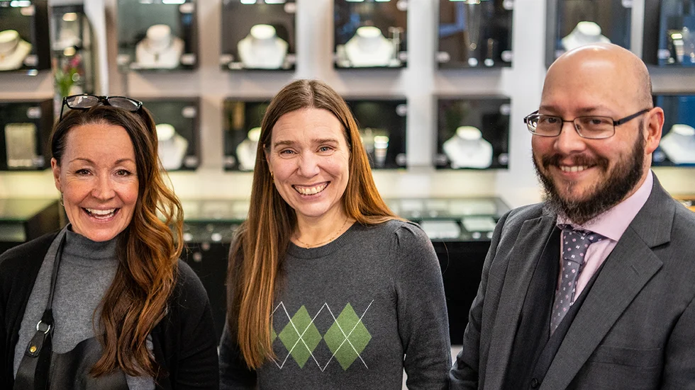 Guldsmederna Lena Urtel, Jenny Davidsson och Jason Fredriksz hjälper dig förverkliga din ringdröm hos Rolf Guldsmed. 