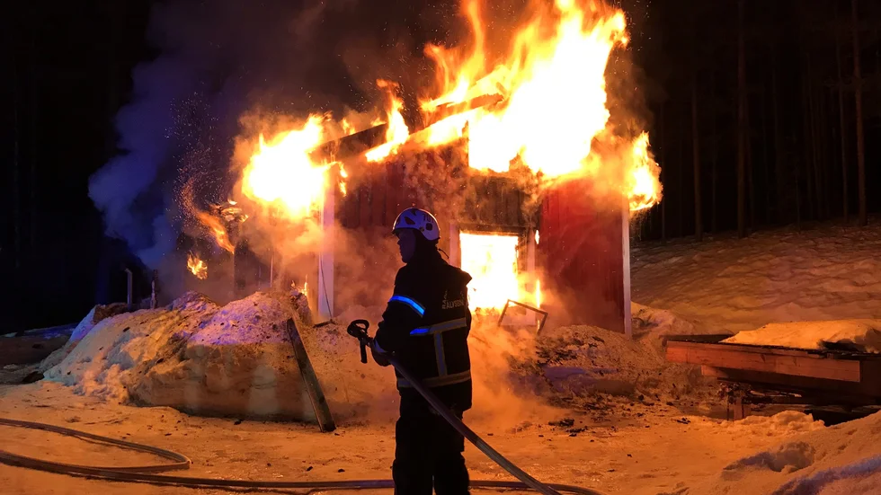 En villa i Stockfors i Älvsbyn började brinna under torsdagskvällen.
