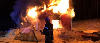 Villa brinner i by utanför Älvsbyn: "En fullt utvecklad brand"