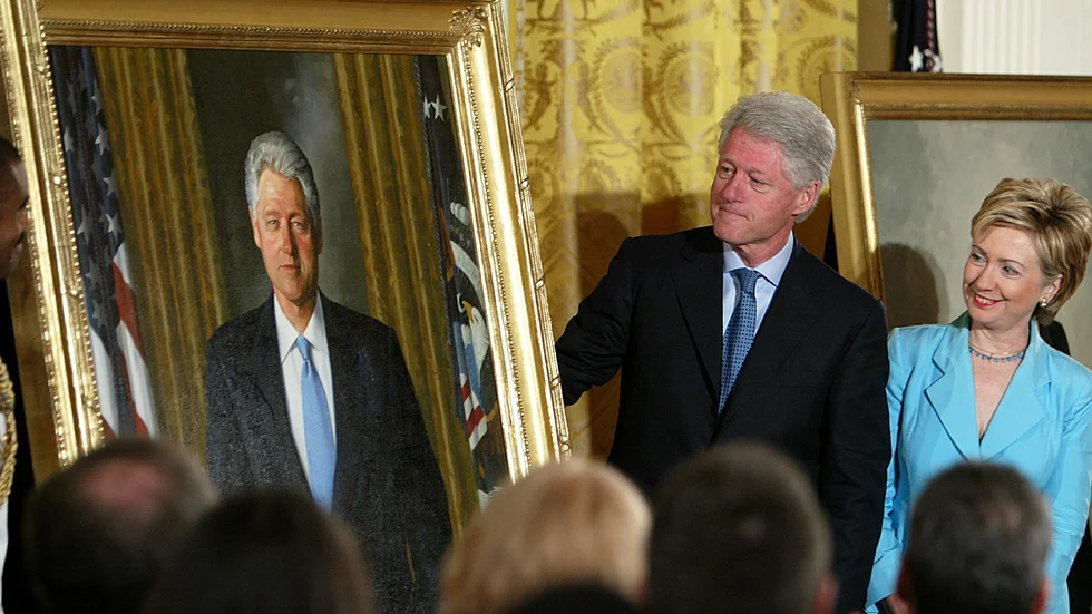 Expresidentparet Bill och Hillary Clinton vid en porträttceremoni i efterträdaren George|W Bushs Vita hus 2004.