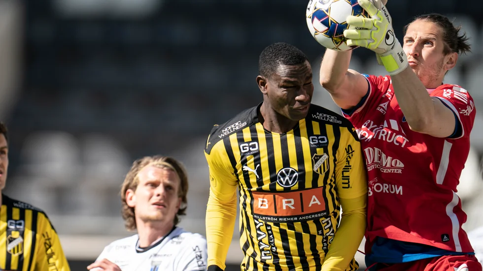 Sirius målvakt David Mitov Nilsson vinner en duell mot Häckens Godswill Ekpolo.