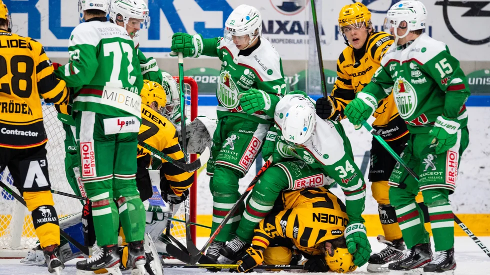 Oscar Möller trycks ned mot Rögle