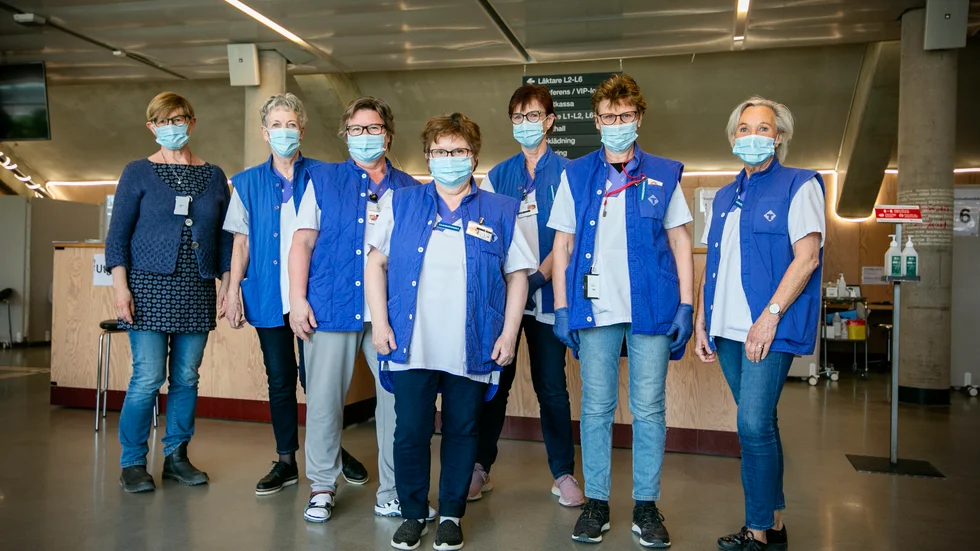 De pensionerade sjuksköterskorna som arbetar med vaccinationerna är timanställda och de väljer själva hur mycket de vill jobba. I snitt arbetar de två till tre dagar i veckan.
