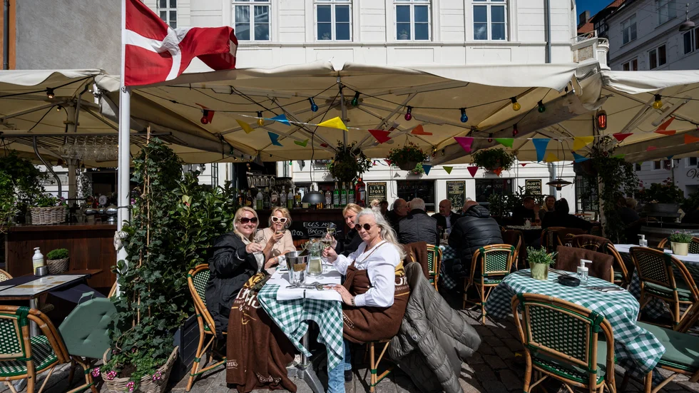 Sjuksköterskorna Jeanett Trolle, Laila Svendsen, Annegrethe Petersen och Sigrid Nielsen i solen under Dannebrogen i Nyhavn i Köpenhamn.