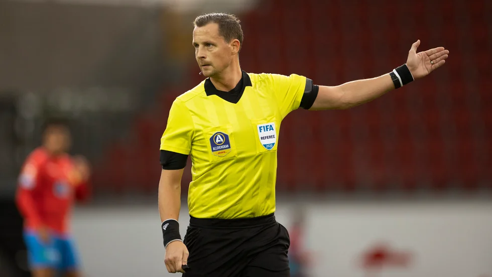 Andreas Ekberg kan få döma i fotbolls-EM i sommar. Arkivbild.