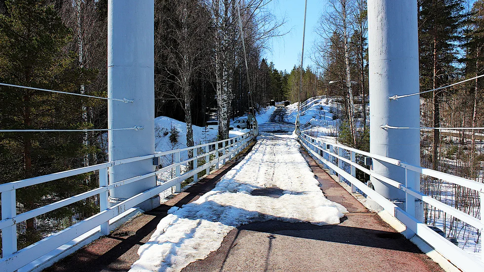 "Helt fantastisk dag vid Luleälven, Boden den 17 april, blå himmel, blå älv och sol, kan det bli bättre, bara lite snö kvar på bron och litegrann efter vägen vid stranden", skriver Anki Flygare-Nilsson.

