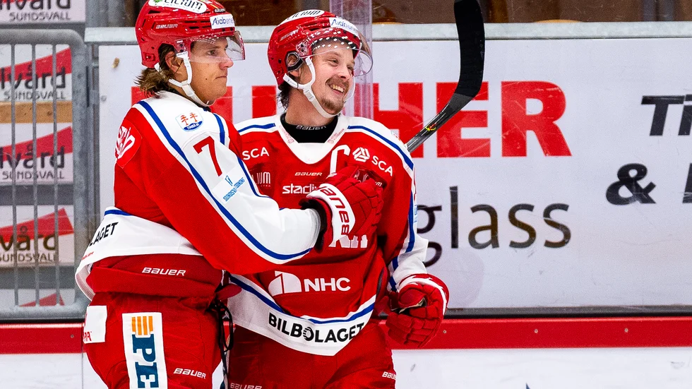 Timrås Marcus Hardegård och Jonathan Dahlén kunde jubla efter 7-0 mot Björklöven.