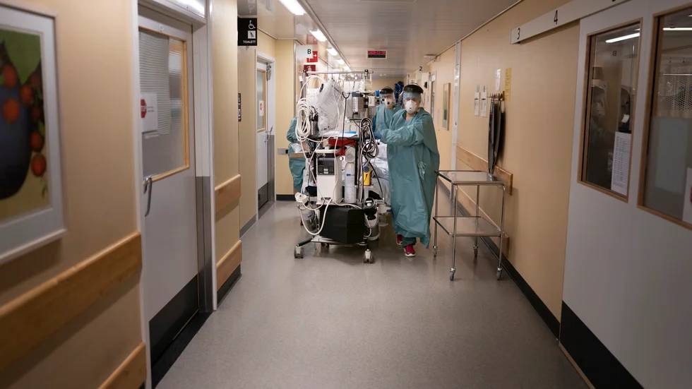 Flytt av covidpatient på en iva-avdelning. Arkivbild.
