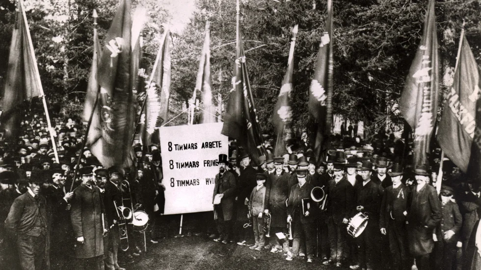 Den 1 maj 1890 i Sundsvall handlade demonstrationen om åtta timmars arbetsdag. I år är Socialdemokraternas paroll "välfärden först".