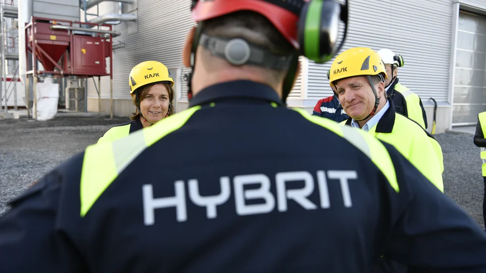 Stolt över stål. Statsminister Stefan Löfven (S) och dåvarande miljöminister Isabella Lövin (MP) vid ett tidigare pr-jippo på SSAB i Luleå. Arkivbild.