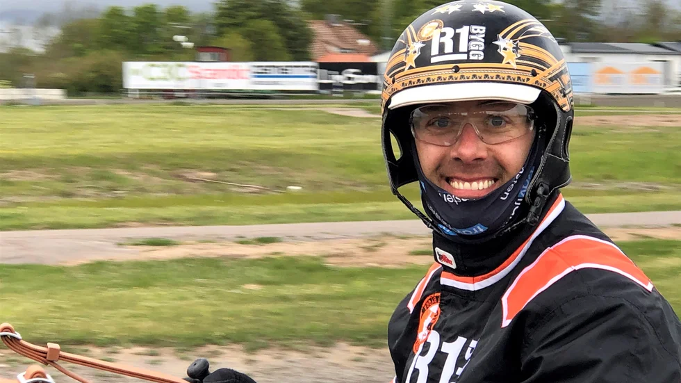 Elitloppet nästa! På söndag kör Claes Sjöström en av förhandsfavoriterna i Sveriges största lopp. Torsdagen tillbringade han på Skrubbs. 
