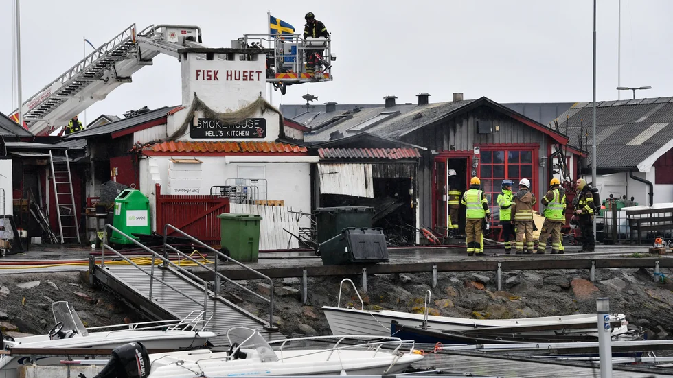 Räddningstjänst i arbete vid branden i Torekovs hamn.