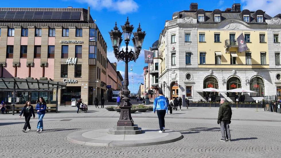 Att låta Uppsalaborna rösta om var kandelabern på Stora Torget ska flyttas är inte seriöst.