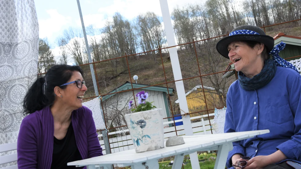 Mitra Sohrabian och Margit Palo fann varandra på kolonilotten. "Vi är som systrar", säger Sohrabian. 