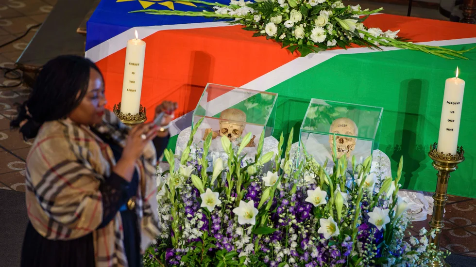 Kranierna efter två av offren för Tysklands folkmord i dagens Namibia mellan 1904 och 1908, under en ceremoni i Berlin 2018. Arkivbild.