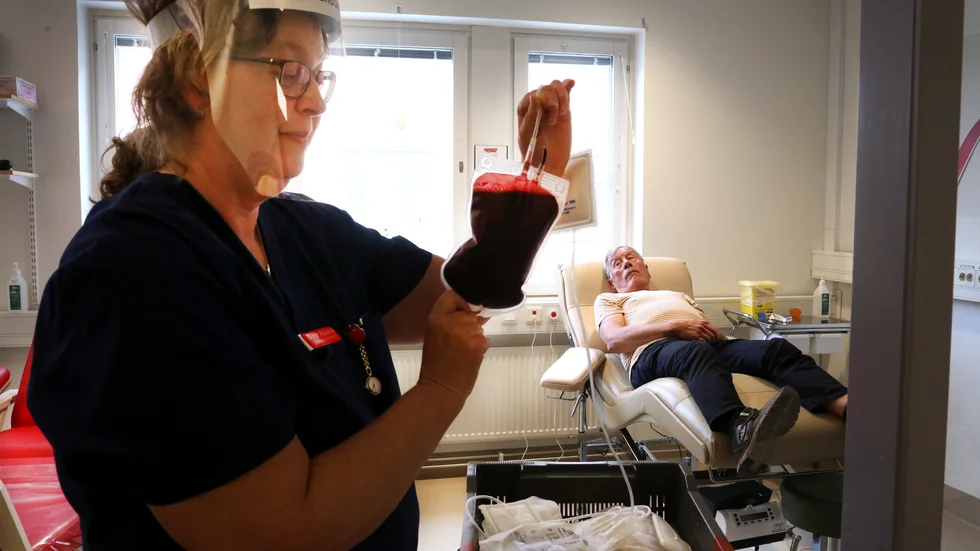 Brittis Aldenroth tar hand om ännu en påse donerat blod. Göran Linhatte lämnar sedan 1966 fyra gånger per år och han har inga planer på att sluta, så länge han är frisk och mår bra.