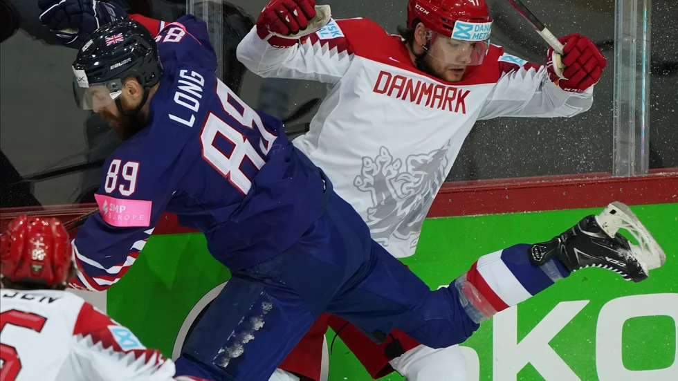 Ciaran Long i Storbritannien och Oliver Larsen, till vardags i Oskarshamn, bjuder upp till dans i ishockey-VM.