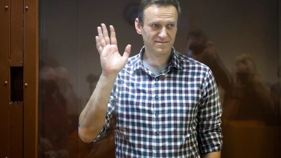 Den ryske oppositionspolitikern Aleksej Navalnyj när han tidigare i år framträdde i domstol i Moskva. Därpå fördes han till fängelse utanför den ryska huvudstaden där han nu avtjänar ett flerårigt fängelsestraff.