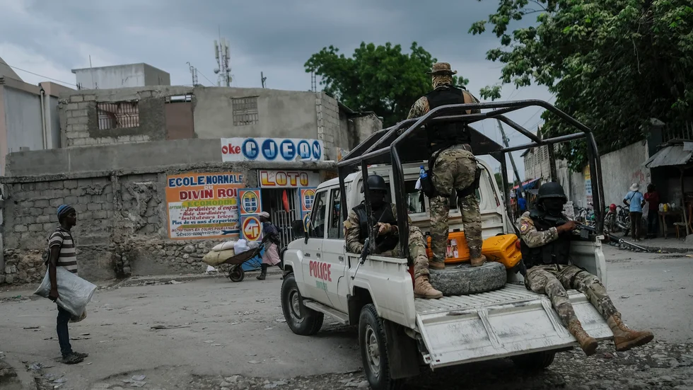 Säkerhetsstyrkor patrullerar gatorna i Croix-des-Bouquets, nära Haitis huvudstad Port-au-Prince. Arkivbild.