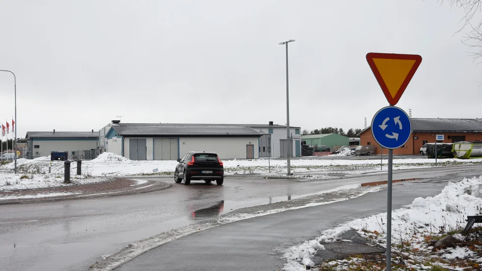 Rondellen vid Betongvägen-Cementvägen på Storheden. På fastigheten i hörnet vill ett större bolag inom snabbmatsbranschen etablera sig.