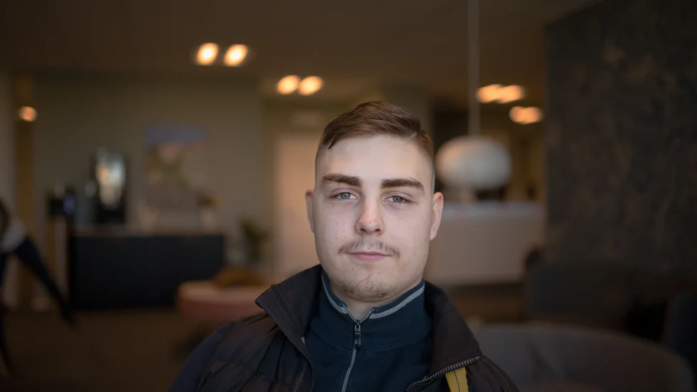 Emil Johansson bröt nacken förra sommaren när han skulle nattbada. Han dök från ett fem meter högt hopptorn. Vad han inte såg i mörkret var att poolskyddet var på. 