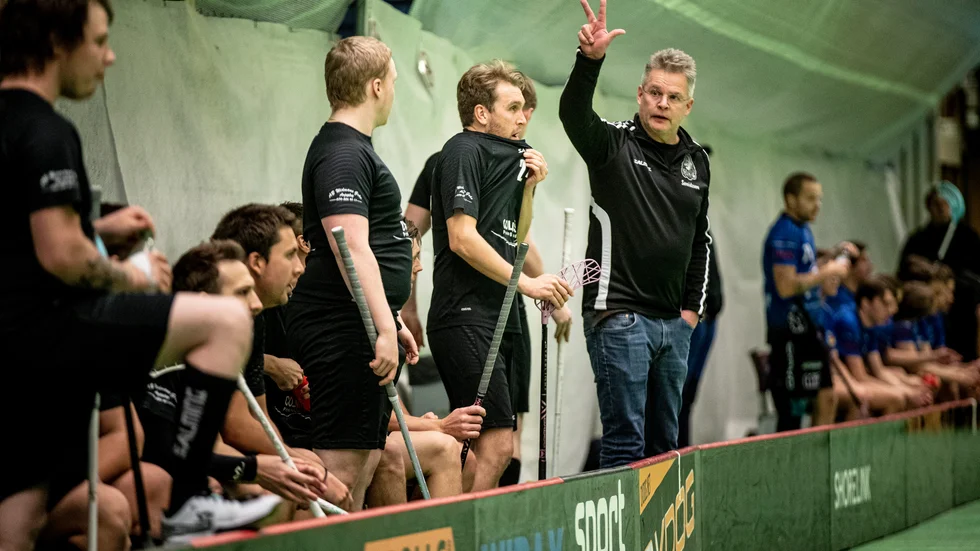 Argentums tränare Ola Sonidsson drog på sig 2+10 minuters utvisning för osportsligt beteende i första perioden.