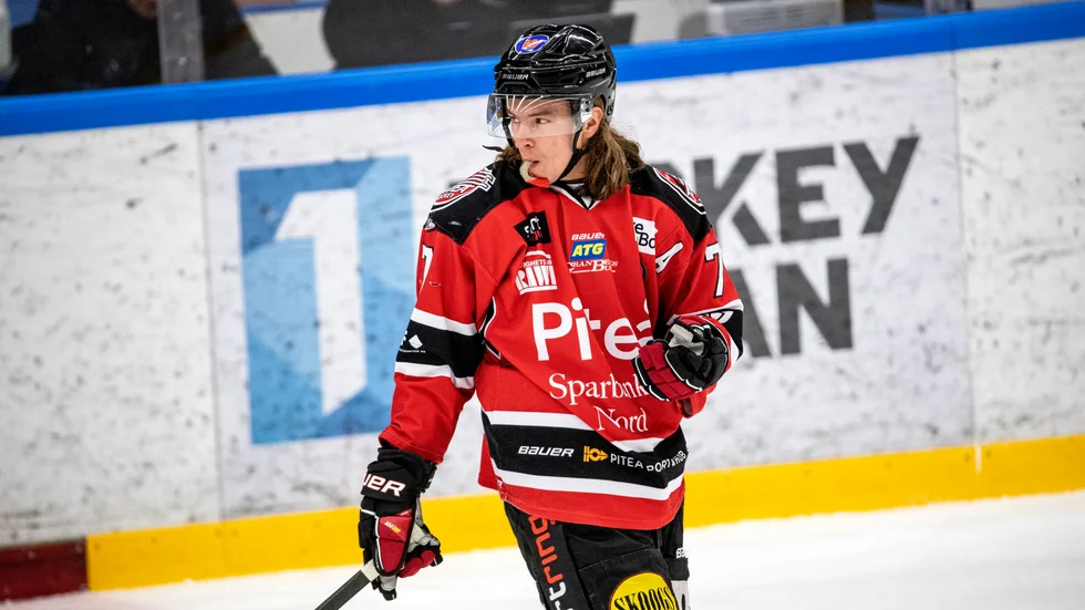 Nils Gustafsson hade kontrakt med Piteå Hockey förra säsongen, men under hösten har han enbart spelat i klubben på lån. Nu återvänder han till Clemensnäs. (Arkivbild) 