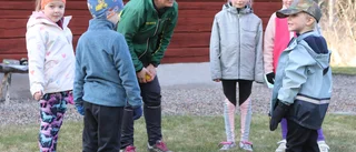 Premiär för skumtomtar och alver när KOK-skolan drog igång