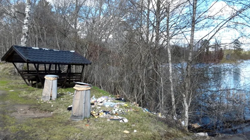 Vid rastplatsen i Ulvsdal möttes Tomas Holgersson från Svevia av en stor mängd sopor på tisdagen.