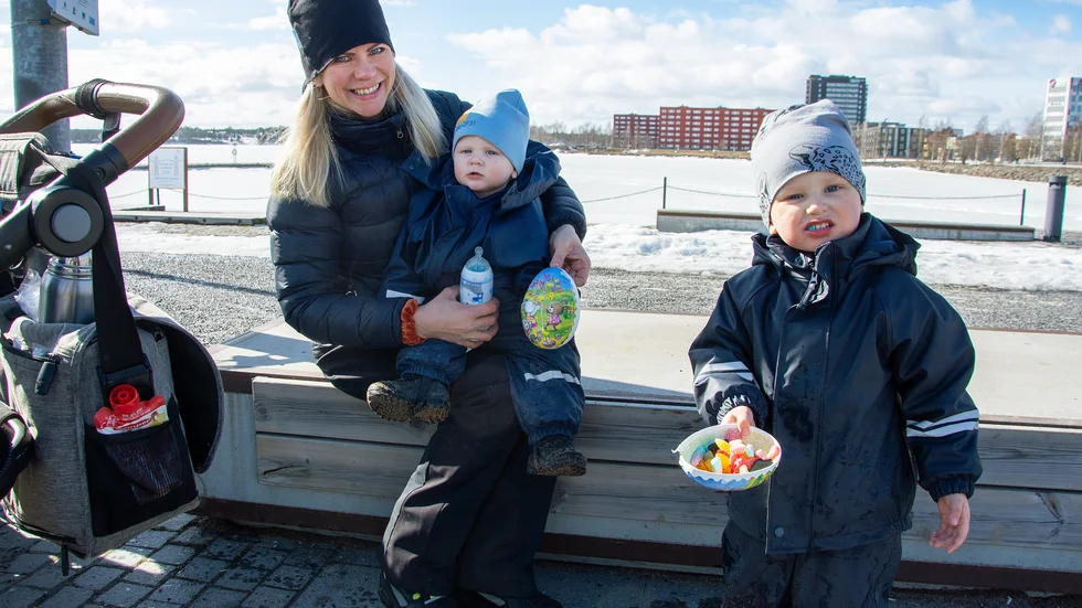 Alexander Yliniemelä visar upp läckerheterna som ligger och häögrar i påskägget. Brorsan Oskar fick en skvätt välling av mamma Jessica Israelsson.