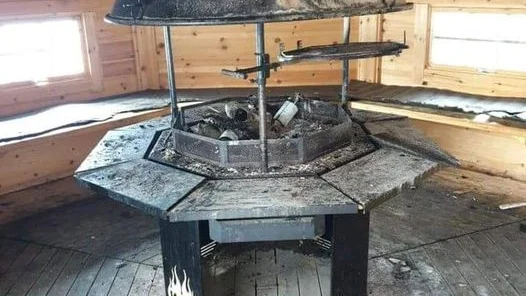 Så här såg grillstugan ut när en skotermedlem upptäckte skadegörelsen under påskhelgen.