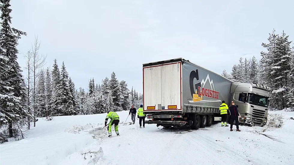 En långtradare i diket efter E10. Bilden är från 2021. Nu är underhållet på vintervägarna föremål för hård kritik från åkarnas branschorganisation.