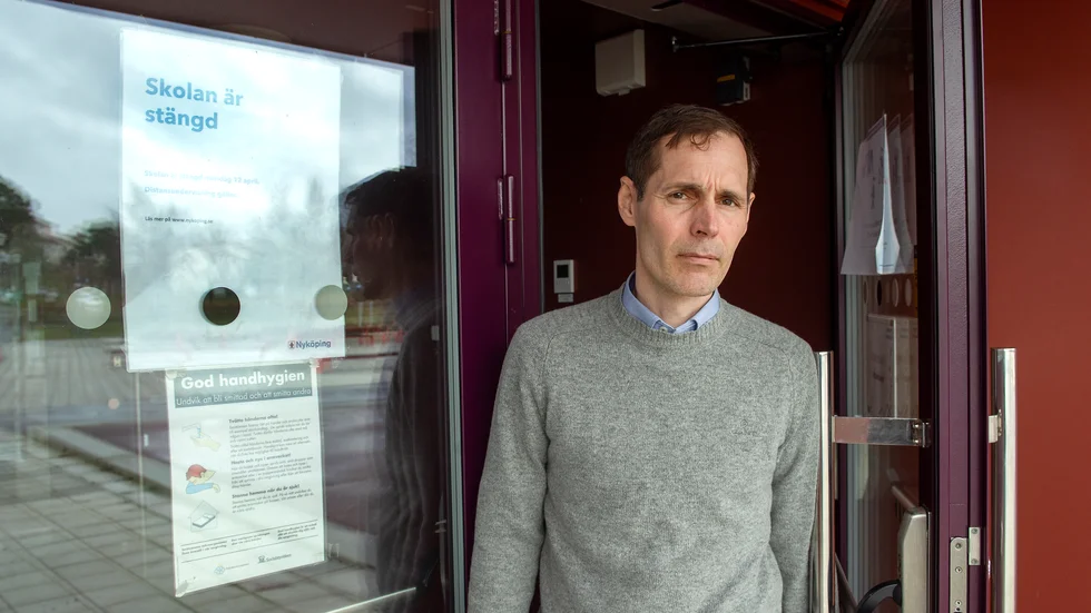 Peter Ekedahl, rektor vid Nyköpings gymnasium är orolig efter de allvarliga hot som riktats mot skolan.