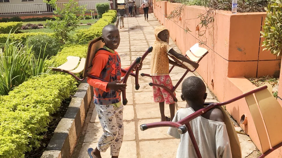 Skolmöbler från nedlagda Moröskolan och Sjungande dalens skola finns nu i St Annes skola i Kampala som i dagsläget har 40 elever och ett 20-tal förskolebarn. 